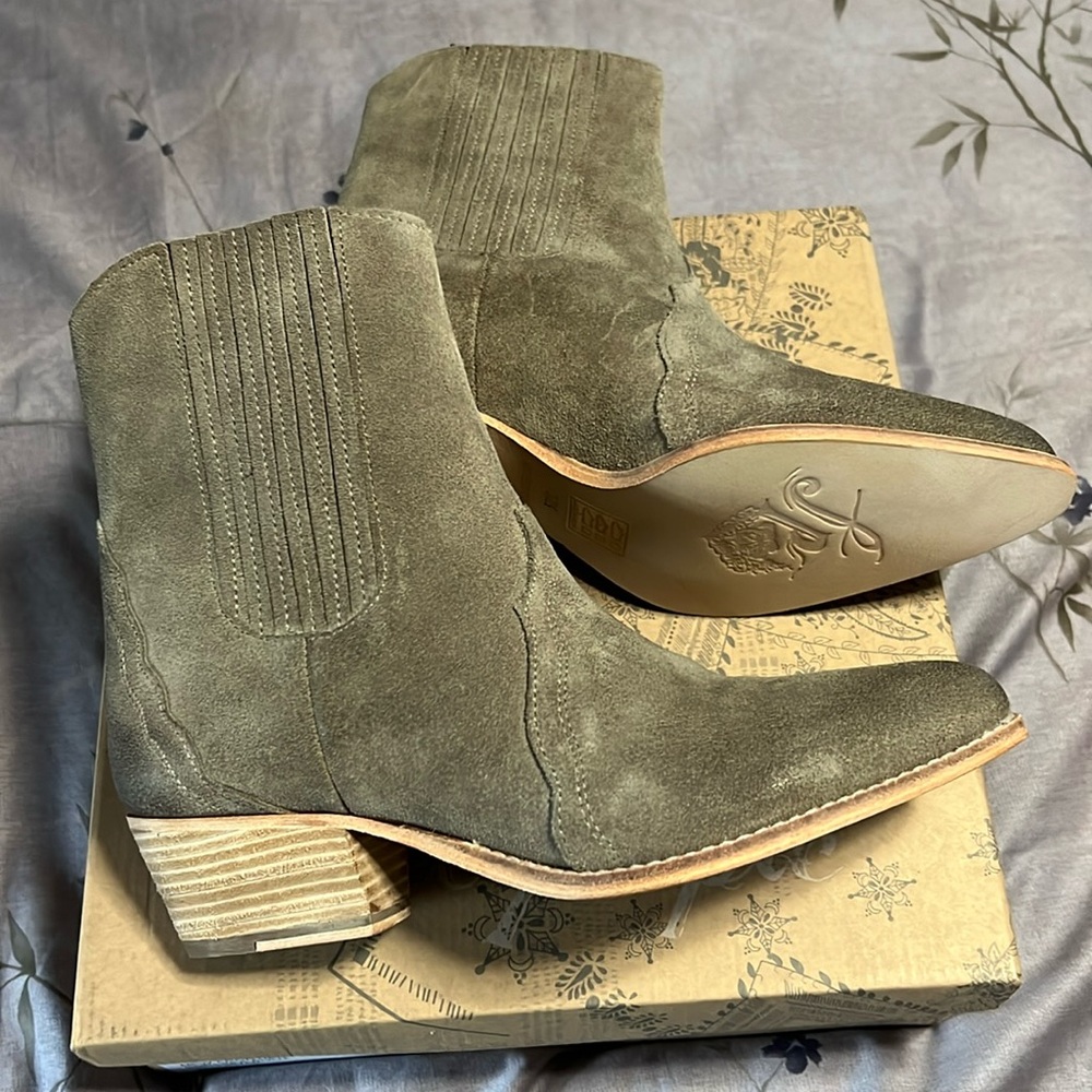 FREE PEOPLE | Suede Chelsea Boot